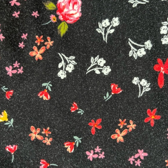 TORRID black elastic waist jersey knit floral pullon shorts, size 5 (5X). - Picture 7 of 7